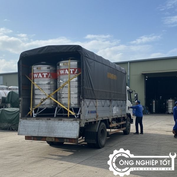 Xe giao hàng vận chuyển bồn nước inox 2000L – Công Nghiệp Tốt giao nhanh 2–24 giờ